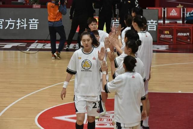 曾在迪士尼真人电影《阿拉丁》中饰演男主角的埃及裔加拿大演员梅纳;玛索德在经历了一段事业低谷期后，终于接到了新角色：将在奈飞出品的爱情片《皇家礼遇》（The Royal Treatment，暂译）中饰演男主角，搭档是劳拉;马兰洛（《完美约会对象》，导演是里克;雅各布森